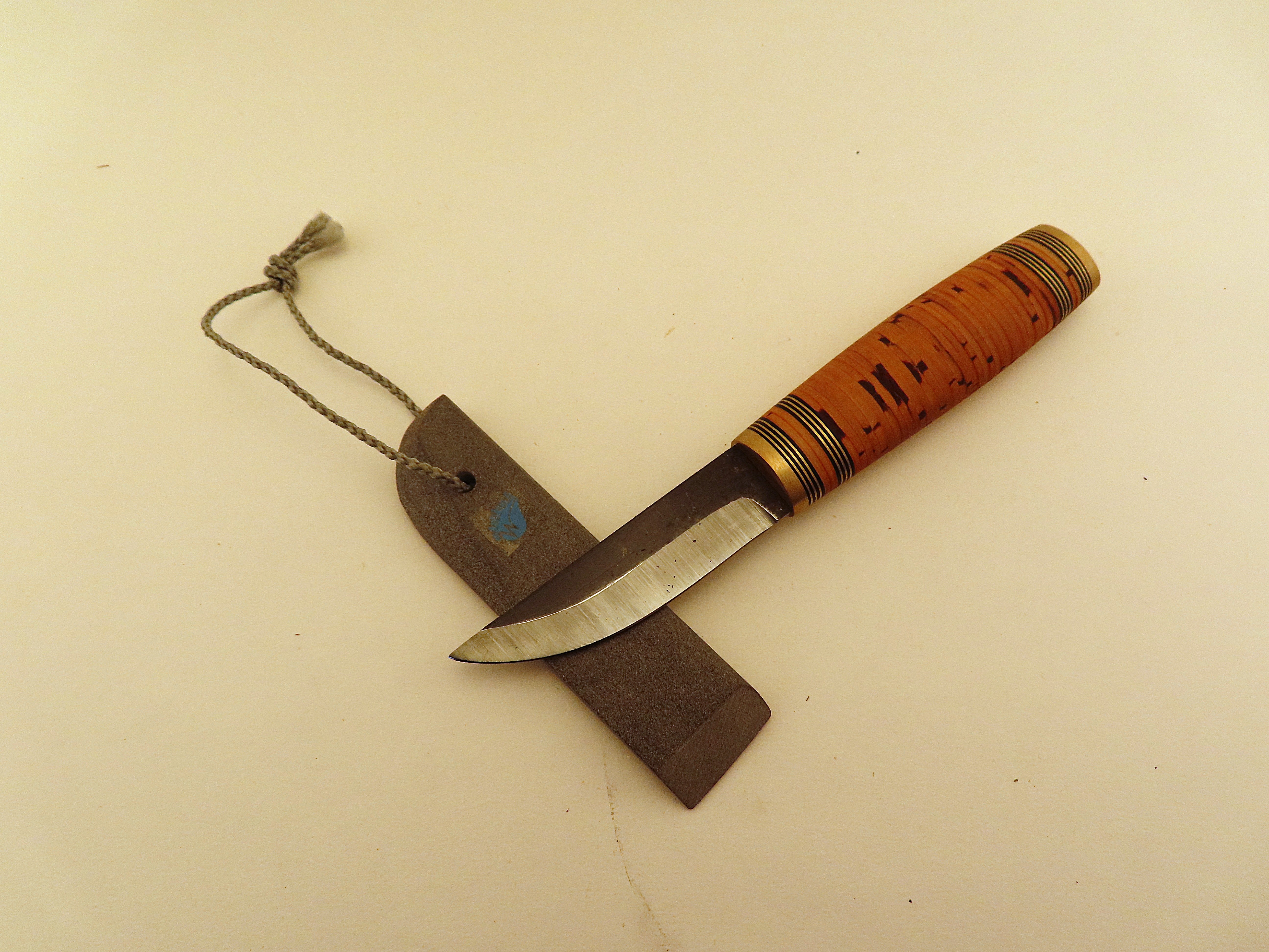 Sharpening -Wästikivi Finnish Whetstone - Backwood Stone in Leather Sheath